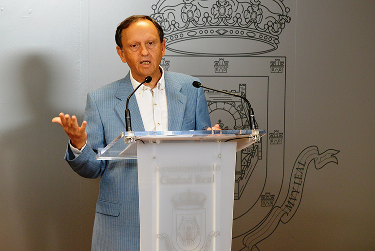 El portavoz municipal, Nicolás Clavero, en rueda de prensa