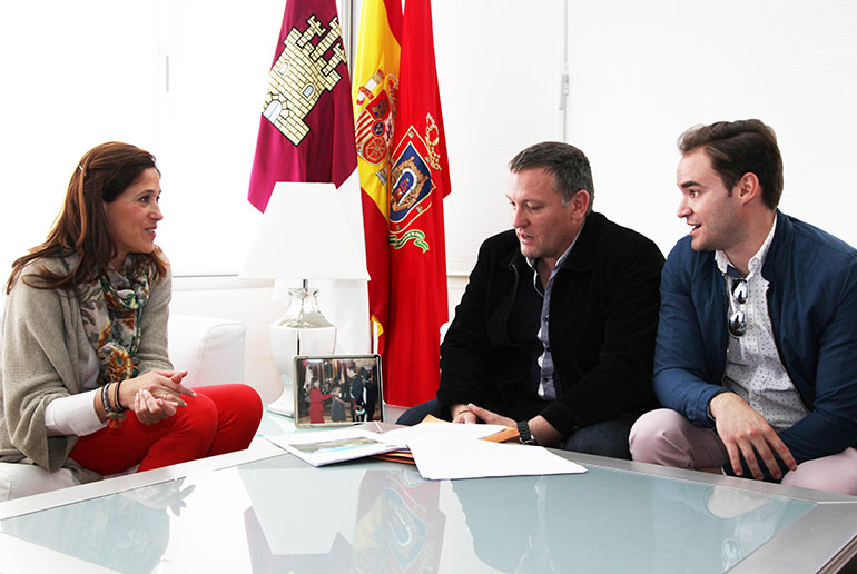 Reunión con la Cofradía presenta a Rosa Romero su proyecto de construir un guardapasos en las inmediaciones de su sede canónica, la Parroquia de Santo Tomás de Villanueva.  La alcaldesa de Ciudad Real mantuvo hace unos días  una reunión  con el Hermano Mayor de la Hermandad de La Flagelación para conocer la propuesta  de esta Cofradía de Semana Santa  de construir un guardapasos en las inmediaciones de la Parroquia de Santo Tomás de Villanueva, sede canónica de esta Hermandad