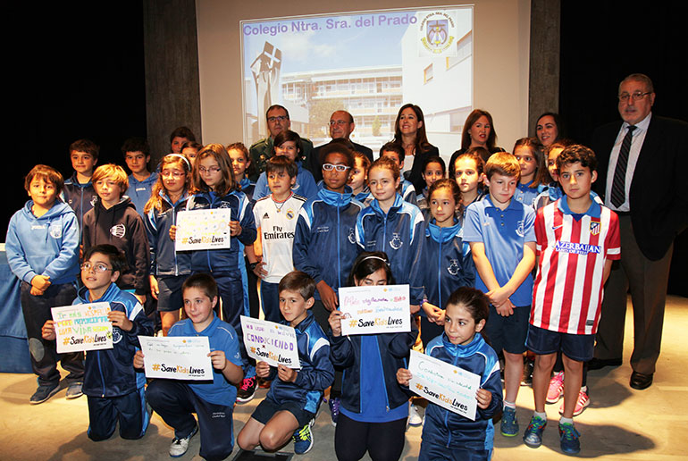 La alcaldes junto a alumnos del Colegios Nuestra Señora del Prado Marianistas