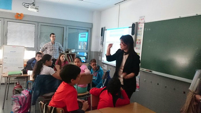 La alcaldesa de Ciudad Real participa en uno de los Talleres de Media-T en el Colegio Cruz Prado