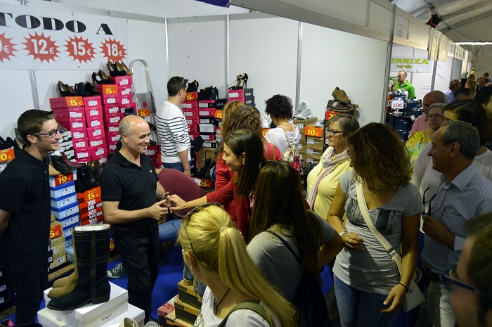 Descuentos de hasta el 80% en la Feria del Stock  que se celebra hasta el domingo en la Plaza Mayor