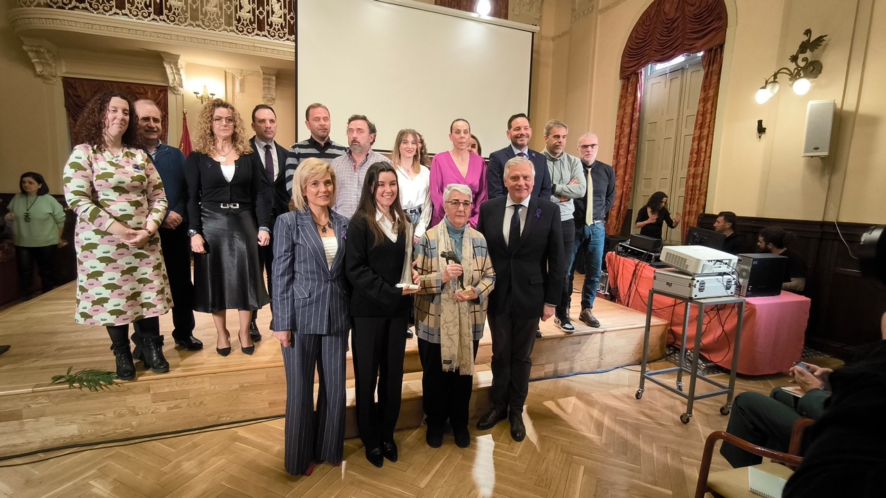 La adoratriz, Antonia Pérez y la joven investigadora, Elena Desdentado