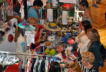 La alcaldesa visitando la feria