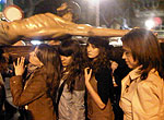 La alcaldesa durante el Vía Crucis
