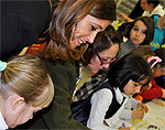 Rosa Romero visitando las actividades de la Semana de la Infancia