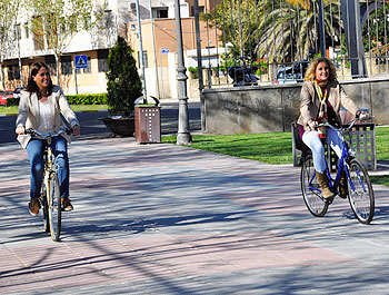 La alcaldesa en la inauguración del carril bici