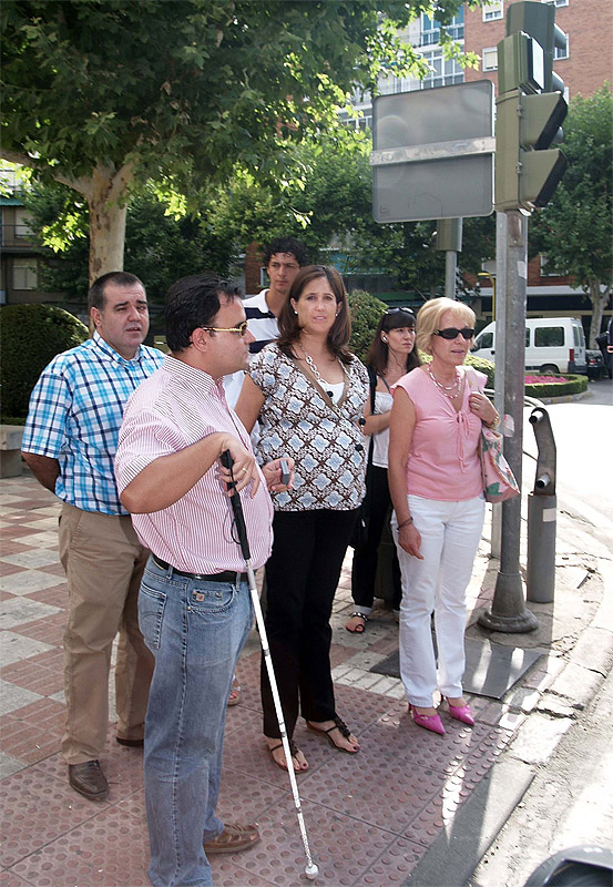 La alcaldesa presenta los avisadores acústicos para invidentes