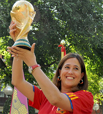 La alcaldesa recibe la Copa del Mundo de fútbol que durante todo el día podrá ser vista y fotografíada por los ciudadrealeños