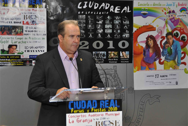 El concejal de Festejos presentando el programa de la Feria