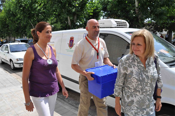 La alcaldesa y la concejal de Bienestar Social durante el servicio de comida a domicilio