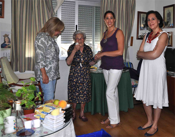La alcaldesa y la concejal de Bienestar Social durante el servicio de comida a domicilio