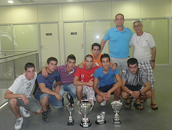 Carlos Gutiérrez entregando los trofeos