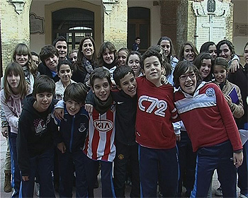 La alcaldesa visitando los colegios de la capital
