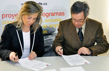 Lola Merino durante la firma del convenio