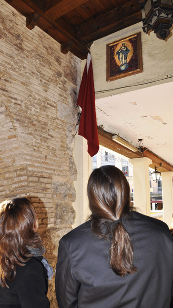 La Corporación Municipal renueva el voto de la ciudad con María Inmaculada con la asistencia a la tradicional Misa del Voto y la inauguración de la reposición del cuadro de la Inmaculada en los bajos del antiguo ayuntamiento
