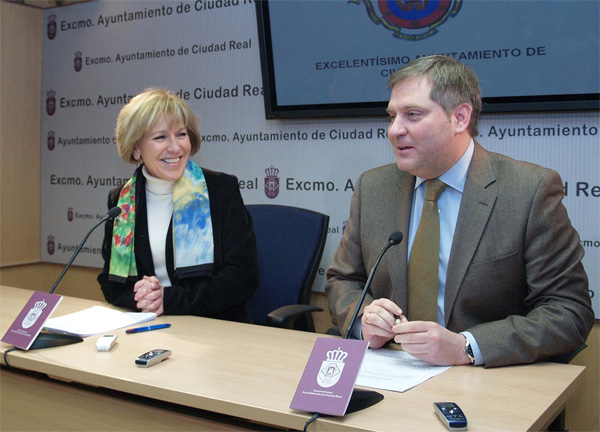 220 trabajadores de los servicios municipales de limpieza, mantenimiento, Policía Local y movilidad están trabajando en el operativo dispuesto por el Ayuntamiento con motivo de la nevada