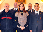 La alcaldesa con el grupo de bomberos