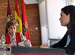 Runión de la alcaldesa con la presidenta de Manos Unidas