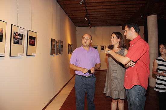 La alcaldesa inaugura la exposición compuesta por los trabajos presentados al Certamen de Fotoperiodismo