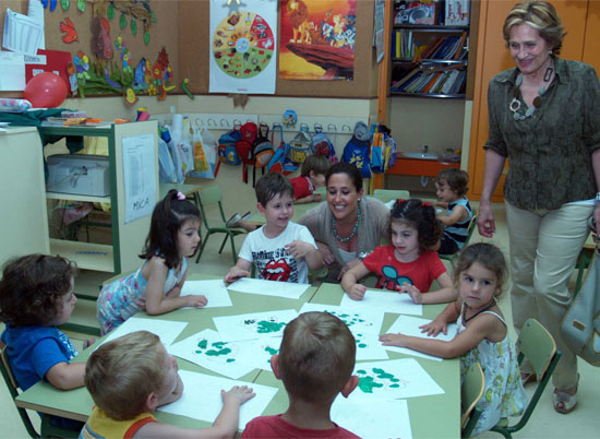 La alcaldesa visita las Escuelas Municipales de Verano