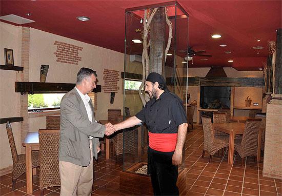 Juan Caballero visitando el kiosco La Pérgola