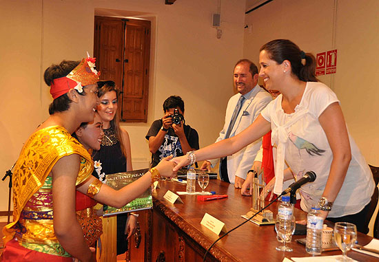 Rosa Romero da  la bienvenida a los grupos participantes en el Festival Internacional de Folklore