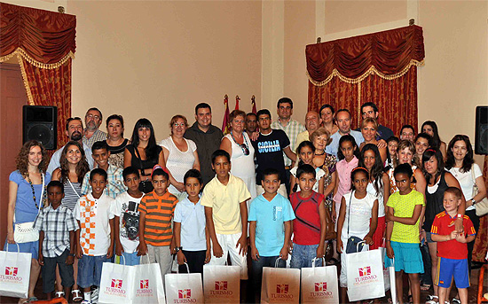 Santiago Amores con los niños saharauis