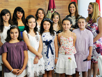 La alcaldesa recibe a la Dulcinea y Damas de honor