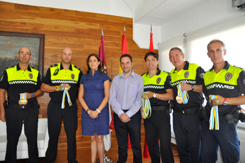 La alcaldesa recibe a los policías locales