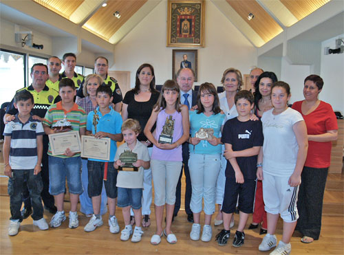 La alcaldesa con todos premiados del Parque Infantil de Tráfico