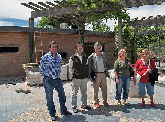 Caballero visitando las obras del kiosko de la Pérgola en el Parque del Pilar