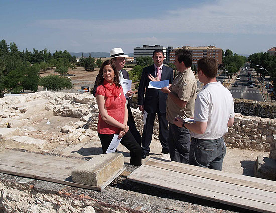 La alcaldesa y el director de la Obra Social de Caja Madrid visitan las obras que se están realizando en la Puerta de Toledo y su entorno