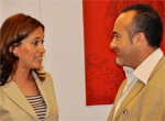 La alcaldesa con el escritor del libro