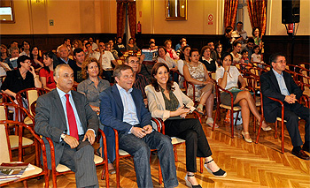 La alcaldesa durante el sorteo