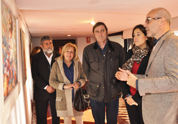 La Alcaldesa de Ciudad Real inaugura una exposición de pintores con la boca y con el pie mostrando su apoyo a la labor de estos artistas discapacitados