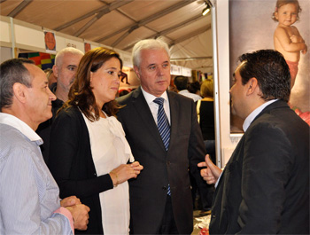 La alcaldesa inaugura la Feria del Stok