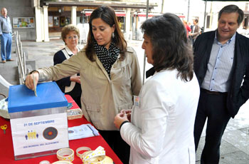 La alcaldesa en la cuestación del Día del Alzeimer