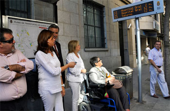 La alcaldesa durante la inauguración de las paradas informatizadas